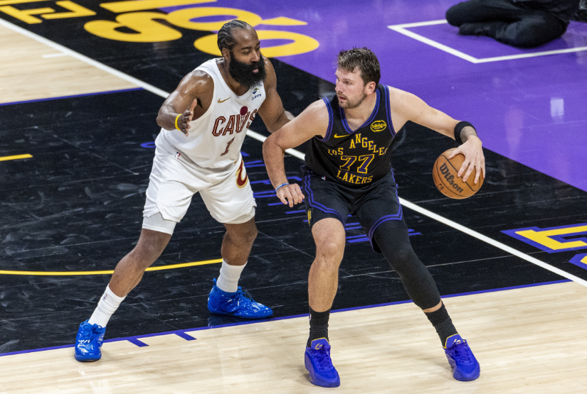 卡约（卡梅隆・约翰逊）：防守遇霍勒迪窒息，进攻怕东契奇 &